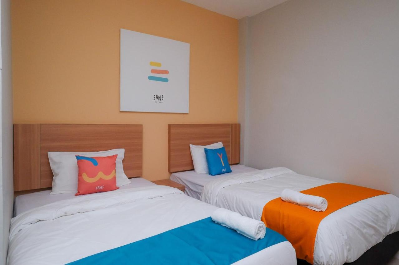 Sans Hotel Tiga Putri Semarang By Reddoorz מראה חיצוני תמונה