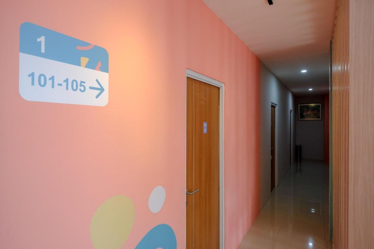 Sans Hotel Tiga Putri Semarang By Reddoorz מראה חיצוני תמונה