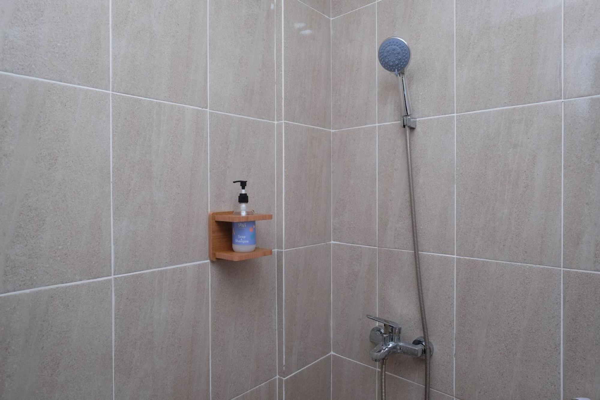 Sans Hotel Tiga Putri Semarang By Reddoorz חדר תמונה